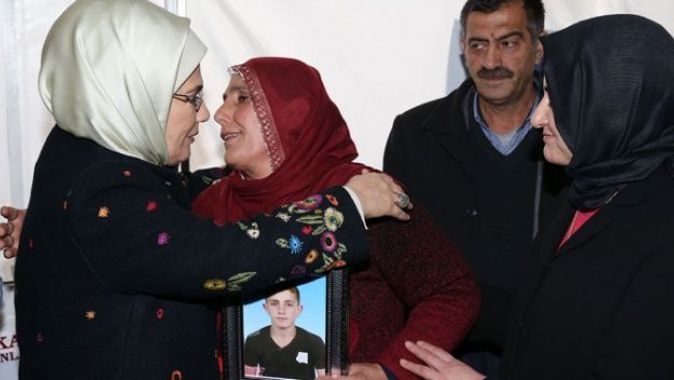 Emine Hanım&#039;dan Diyarbakır annelerine destek ziyareti