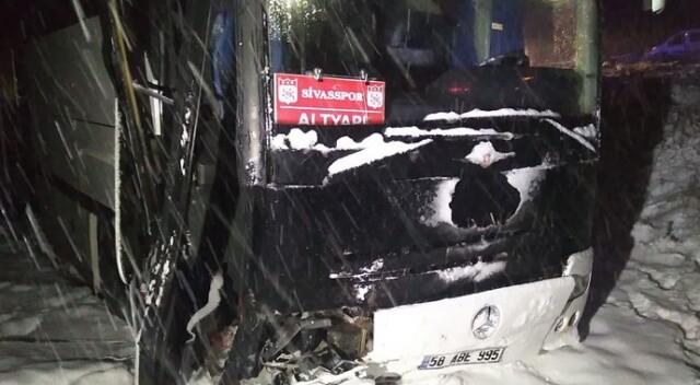Genç futbolcuları taşıyan Sivasspor otobüsü kaza yaptı! 7 kişi yaralandı