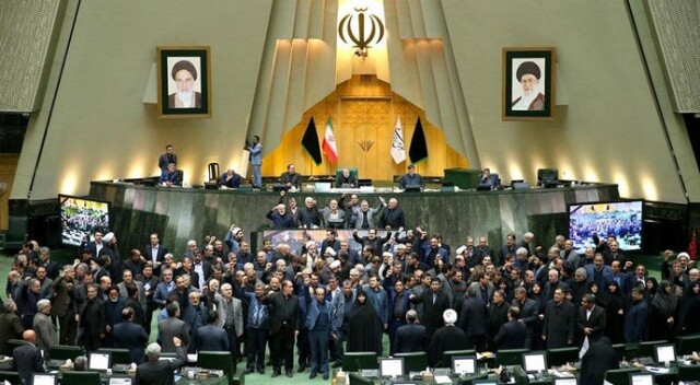 İran Meclisinde &#039;ABD’ye ölüm&#039; sloganları