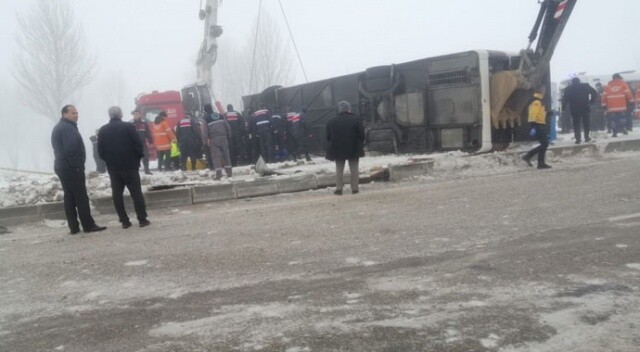 Isparta&#039;da yolcu otobüsü devrildi: 29 yaralı