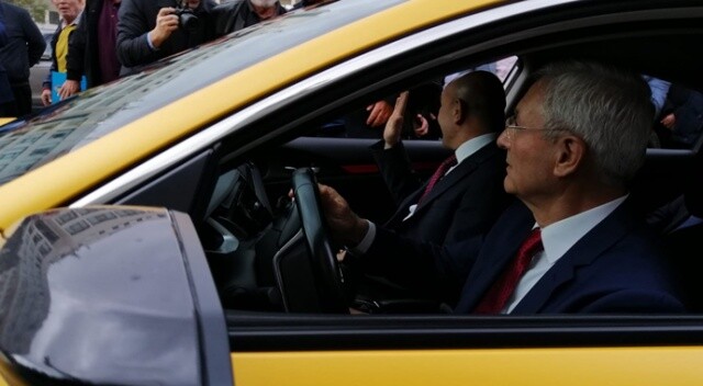 İzmir’de dijital ve VIP taksiler görücüye çıktı