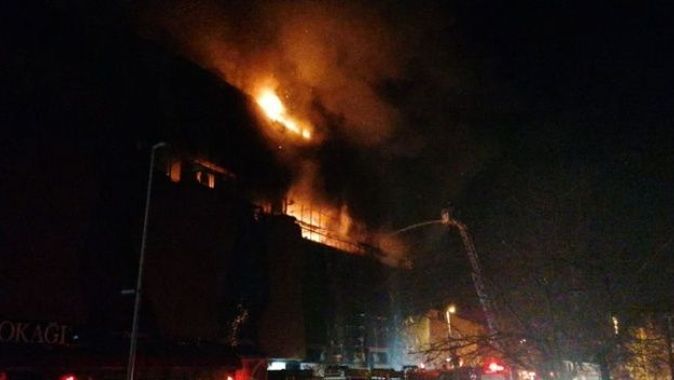 Kocaeli&#039;de AVM çatısında korkutan yangın
