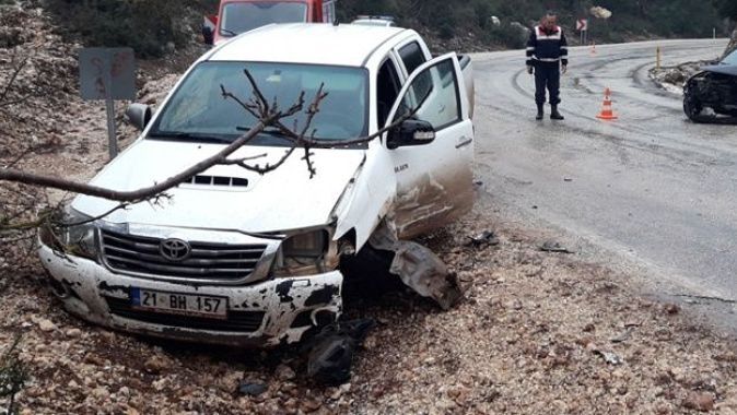 Mersin&#039;de otomobil ile kamyonet çarpıştı: 9 yaralı