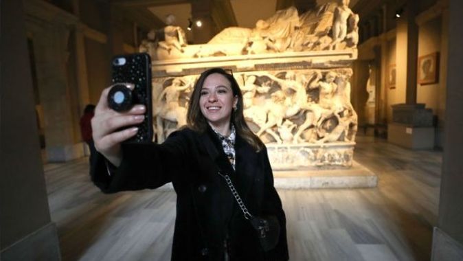 Müze aşkına selfie