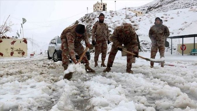 Pakistan&#039;da kar yağışı sebebiyle ölenlerin sayısı 57&#039;ye çıktı