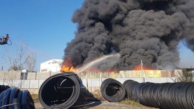 Pendik&#039;te korkutan fabrika yangını