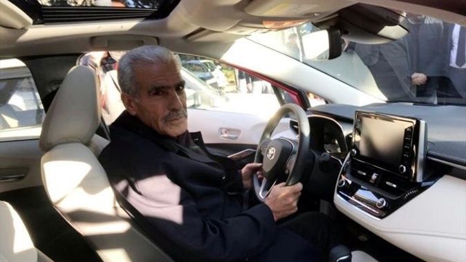 Şehit polis Fethi Sekin&#039;in babasına otomobil hediye edildi