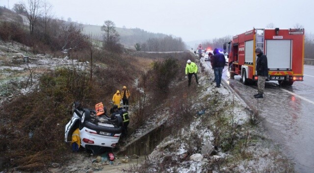 Sinop’ta karda kayan otomobil şarampole yuvarlandı: 2 yaralı