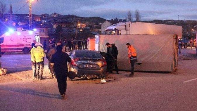 Sivas’ta kamyon otomobille çarpıştı: 6 yaralı