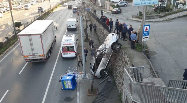 Trabzon&#039;da ilginç kaza! Otomobil duvarda asılı kaldı