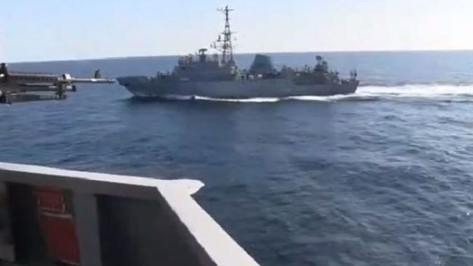 Umman Denizi&#039;nde Rus gemisi ile ABD savaş gemisi arasında tehlikeli yakınlaşma