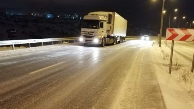 Yozgat’ta yollar buz pistine döndü, sürücüler zor anlar yaşadı