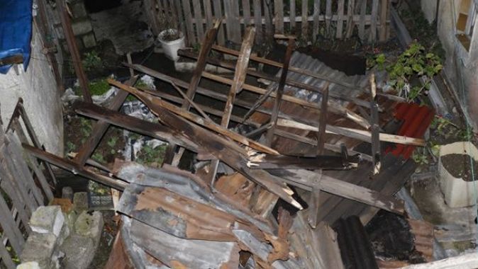 Zonguldak’ta etkili olan fırtına evin çatısını uçurdu