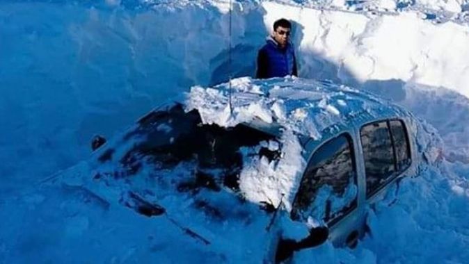 Adana Tufanbeyli&#039;de kar insan boyunu geçti