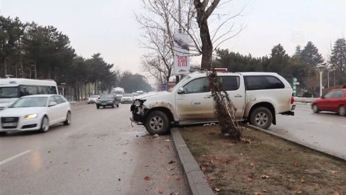 AFAD aracı ağaca çarptı: 3 yaralı