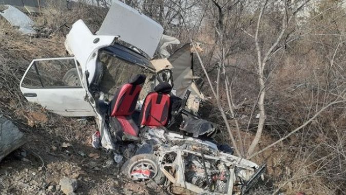 Ankara&#039;da şarampole uçan araç paramparça oldu: 2 yaralı