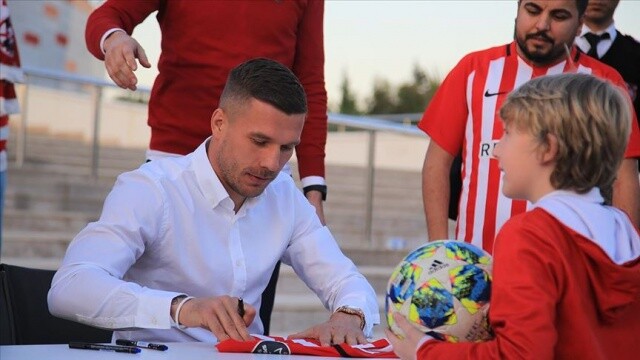 Antalyaspor&#039;da Podolski için imza günü etkinliği yapıldı