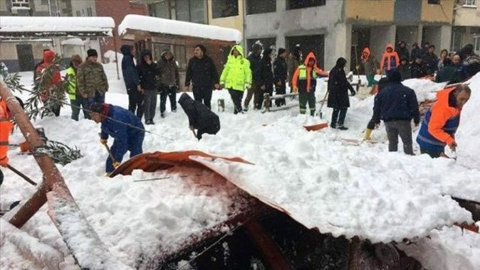 Arhavi&#039;de kar nedeniyle pazar yerinin çatısı çöktü: 1 yaralı