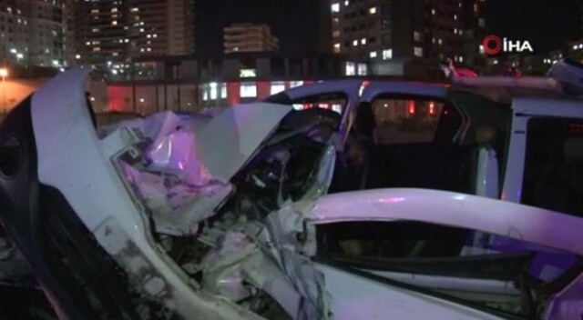 Başakşehir&#039;de iki otomobil kafa kafaya çarpıştı: 8 yaralı