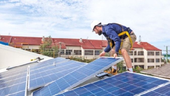 Çatıdaki güneş paneli enerji tasarrufu sağlar