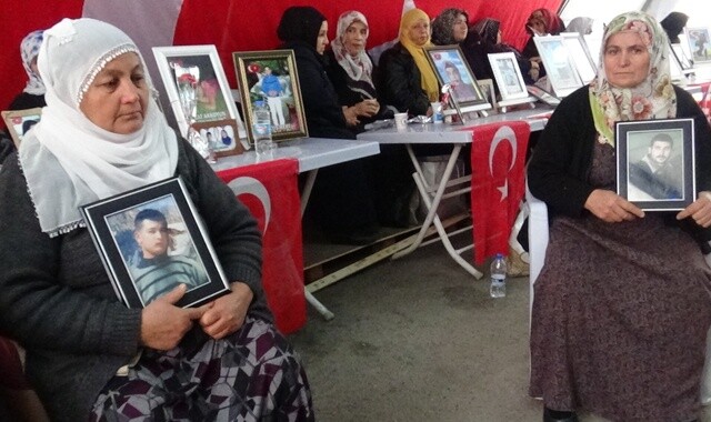 Diyarbakır’da HDP önünde evlat nöbetine iki aile daha katıldı