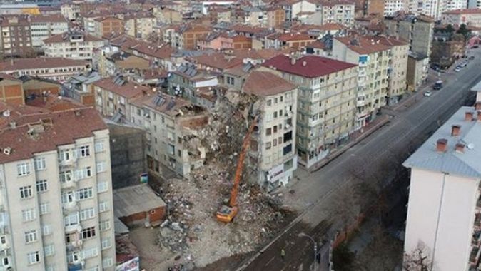 Elazığ&#039;da hasarlı bina çöktü
