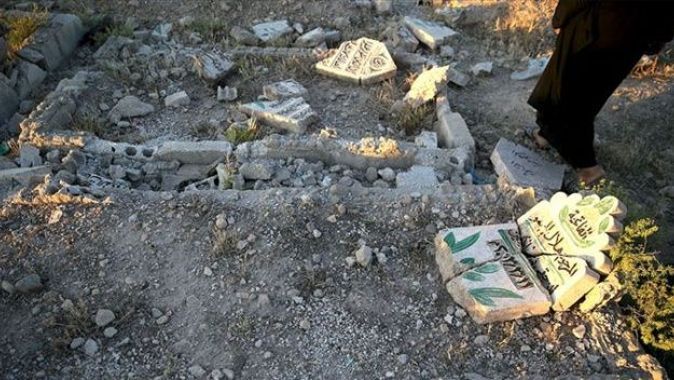 Esad güçleri 9 yıl sonra muhaliflerden aldıkları yerleşimlerde mezarlıkları da yıkıyor