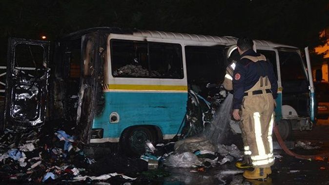 Esenler’de içi tekstil malzemesi dolu minibüs alev alev yandı