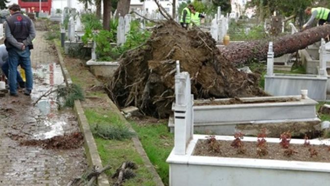 Fırtına nedeniyle 15 mezar tahrip oldu