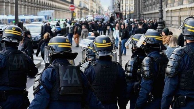Fransa&#039;da sarı yeleklilerin gösterileri devam ediyor