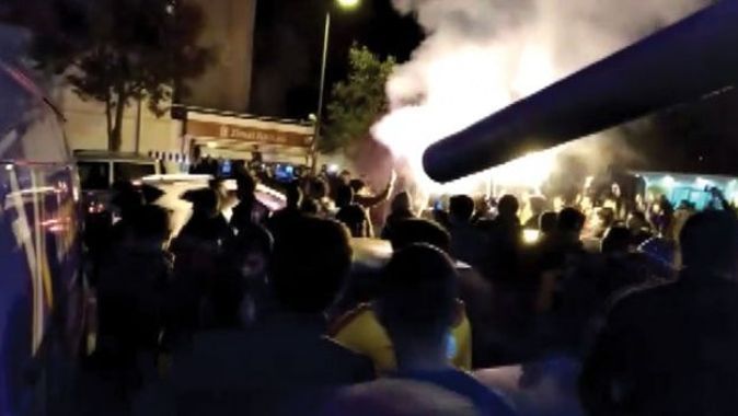 Galatasaray - Fenerbahçe taraftarları birbirine girdi