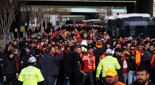 Galatasaray taraftarı Kadıköy&#039;e geldi