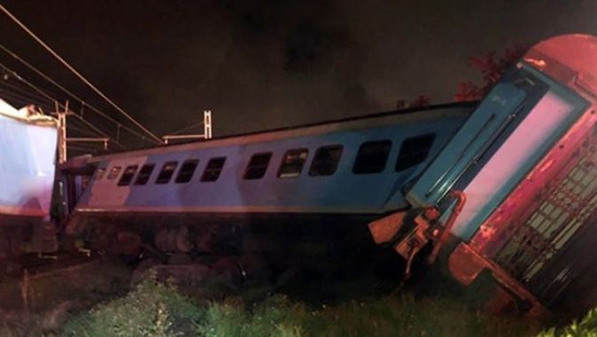 Güney Afrika’da trenler çarpıştı: 1 ölü, 5 yaralı
