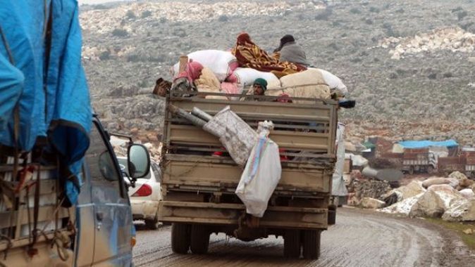 İdlib’den Türkiye sınırına doğru göç devam ediyor!