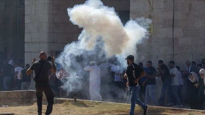 İsrail polisi Mescid-i Aksa&#039;da cemaate saldırdı