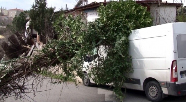 İstanbul’da fırtına: Elektrik direği minibüsün üzerine devrildi