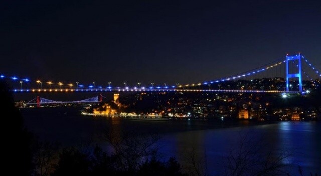 İstanbul&#039;un iki köprüsü Kosova bayrağı renklerine büründü