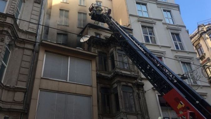 İstiklal Caddesi’ndeki iş yeri yangını paniğe neden oldu