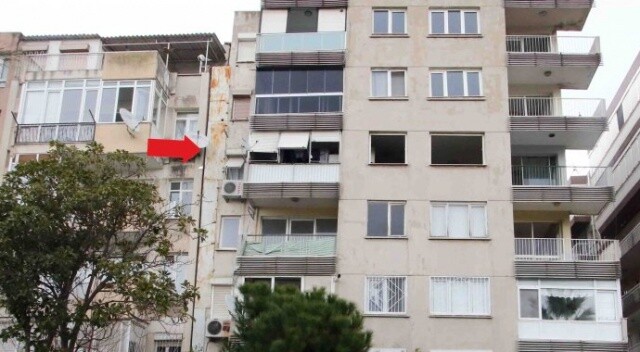 İzmir&#039;de yan yatan bina boşaltıldı