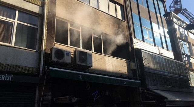 Kadıköy’de 3 katlı binada yangın