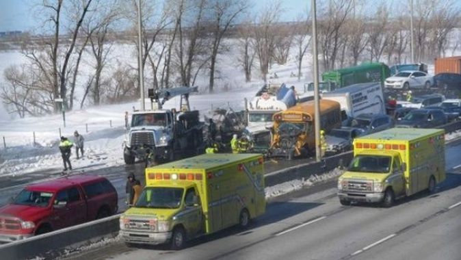 Kanada&#039;da 200 araç zincirleme kazaya karıştı: 2 ölü, 70 yaralı