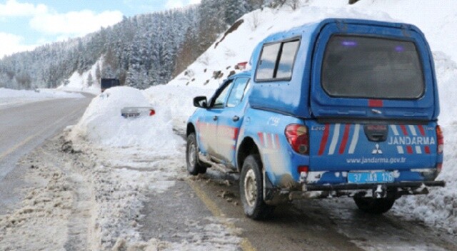 Kar altındaki otomobile Jandarma koruması