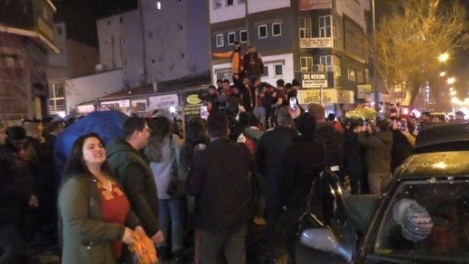 Kars’ta Galatasaraylı taraftarlar sokaklara döküldü