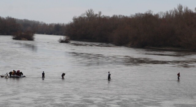 Meriç Nehri&#039;ni yürüyerek, botla ve çocukları omuzlarında geçiyorlar