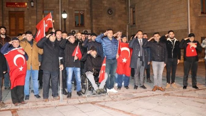 Nevşehir ve Isparta&#039;da vatandaşlardan Mehmetçiğe destek