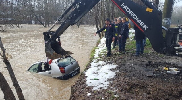 Park halindeki otomobil sulara gömüldü