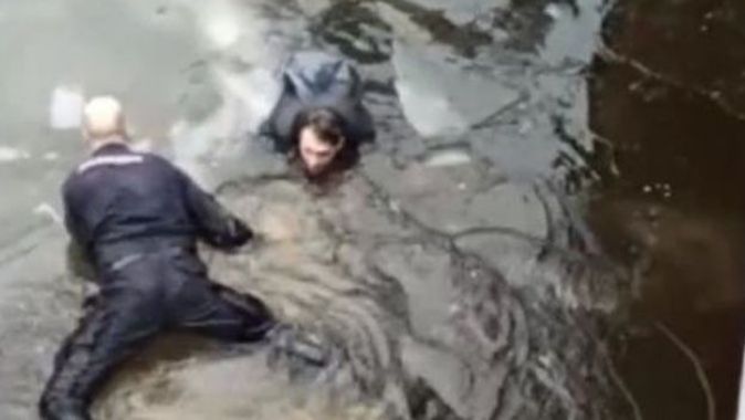 Rusya&#039;da nehre düşen genci polis kurtardı