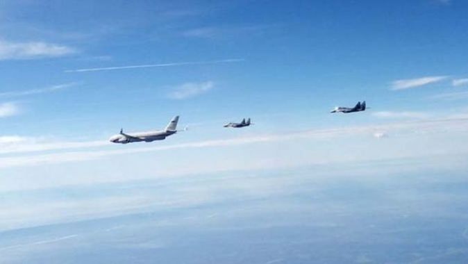 Rusya Savunma Bakanı Şoygu’nun uçağına Sırp uçakları eşlik etti