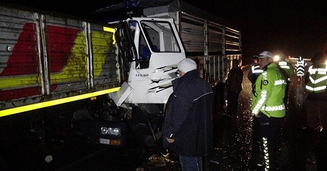 Samsun&#039;da kamyon tıra arkadan çarptı: 2 yaralı