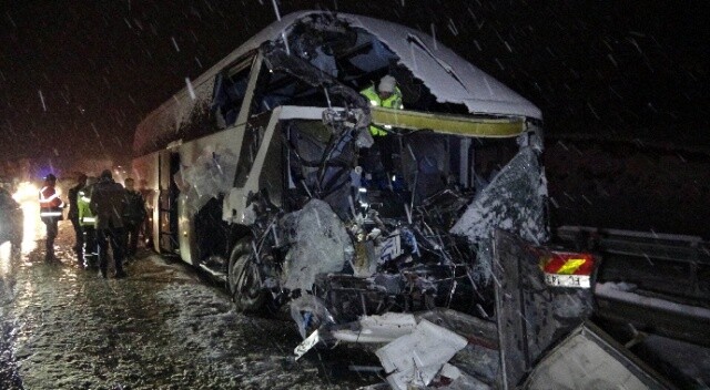 Samsun&#039;da yolcu otobüsü kamyonla çarpıştı: 1 ölü, 1 yaralı